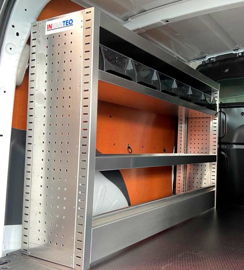 Invanteq Starter Zero Lichtgewicht aluminium bedrijfswageninrichting kast (L) 1320 x (B) 355 x (H) 960 mm. 3 legborden.Inclusief Vloerklep. inclusief 6 magazijnbakken ingebouwd in een witte Renault Kangoo bedrijfswagen.