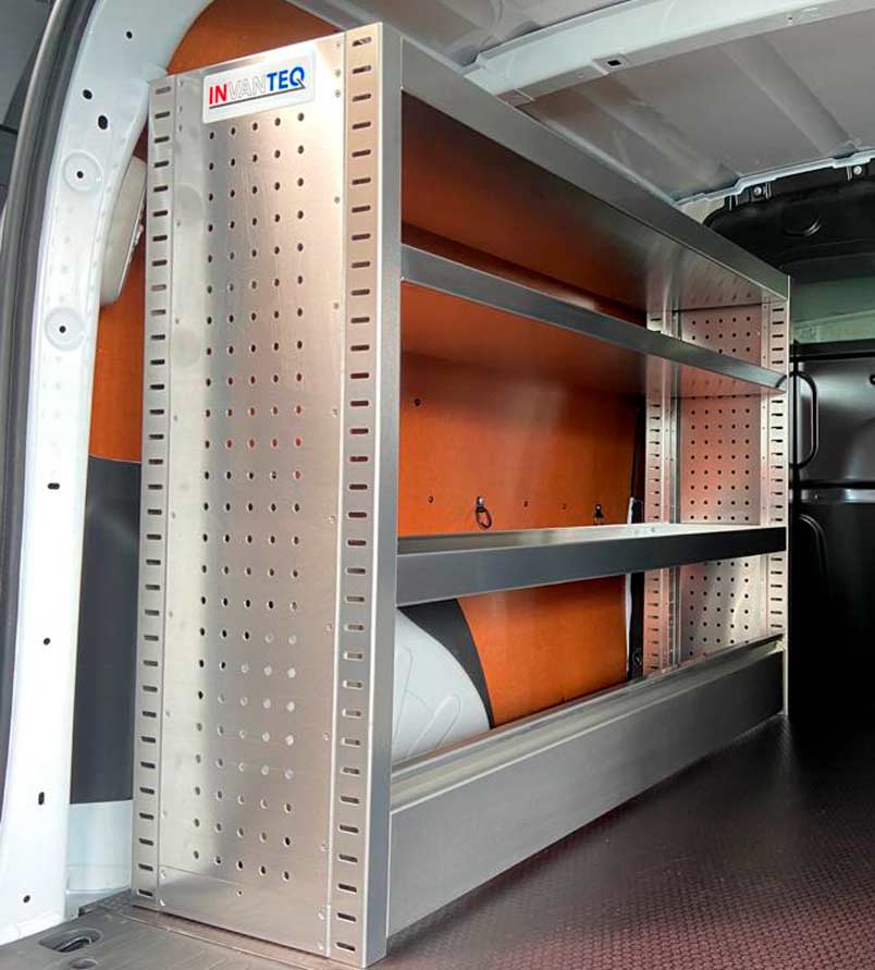 Invanteq Starter Zero Lichtgewicht aluminium bedrijfswageninrichting kast (L) 1320 x (B) 355 x (H) 960 mm. 3 legborden.Inclusief Vloerklep. zonder magazijnbakken ingebouwd in een witte Renault Kangoo bedrijfswagen.